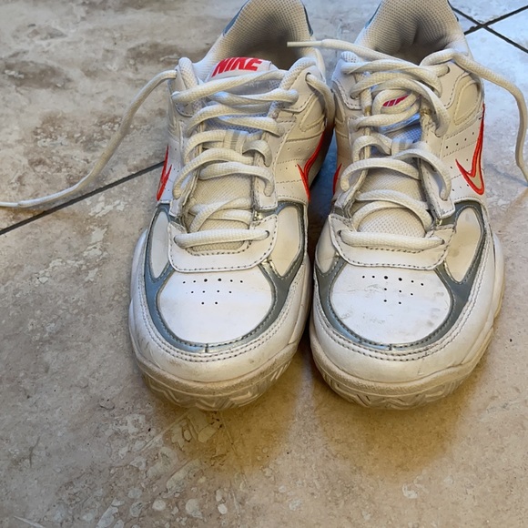 Nike. Size 6.5 color white & Gary - Picture 8 of 9